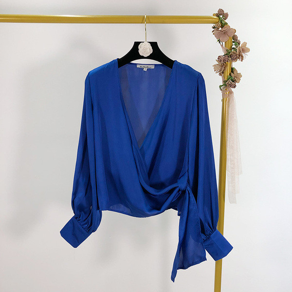 Női ing mély V-nyakkivágással és kék megkötővel