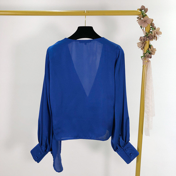 Női ing mély V-nyakkivágással és kék megkötővel