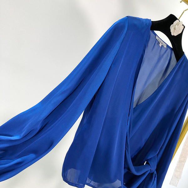 Női ing mély V-nyakkivágással és kék megkötővel