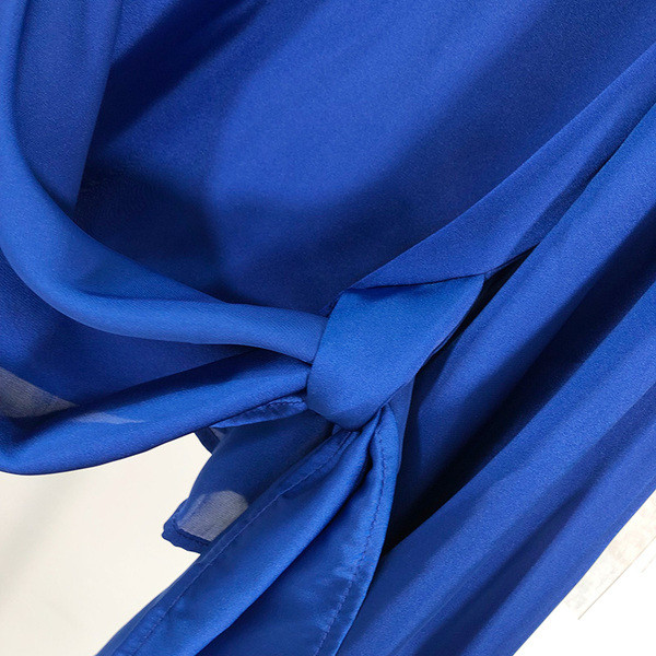 Női ing mély V-nyakkivágással és kék megkötővel