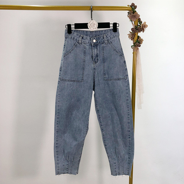 Kék farmer, bokánál szűkített zsebekkel