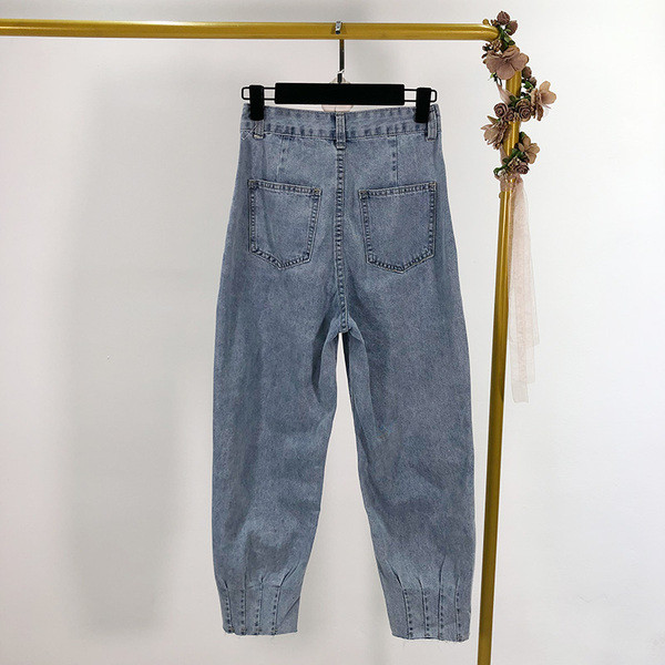 Kék farmer, bokánál szűkített zsebekkel