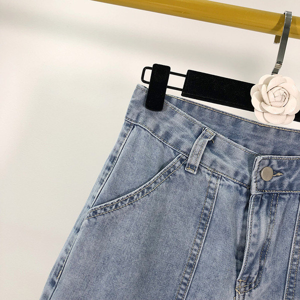 Kék farmer, bokánál szűkített zsebekkel