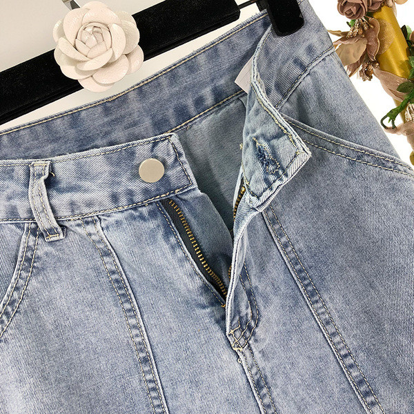 Kék farmer, bokánál szűkített zsebekkel