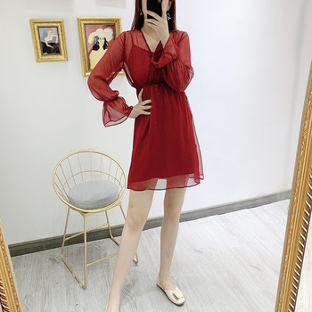 Elegáns piros ruha hosszú tüll ujjal