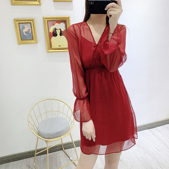 Elegáns piros ruha hosszú tüll ujjal