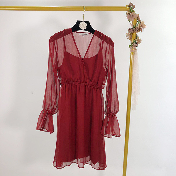 Elegáns piros ruha hosszú tüll ujjal