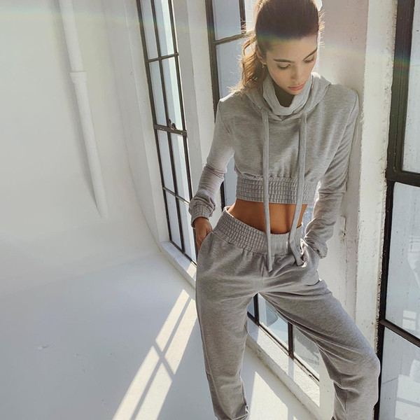 Női sportcsapat két részben szürke színben