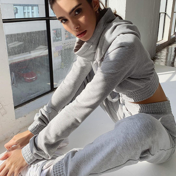 Női sportcsapat két részben szürke színben