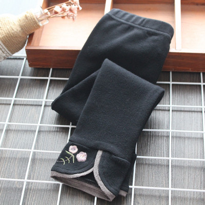 Modern gyerekék, több színben hímzéssel