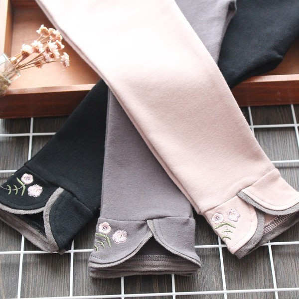 Modern gyerekék, több színben hímzéssel