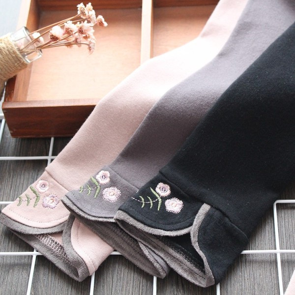 Modern gyerekék, több színben hímzéssel