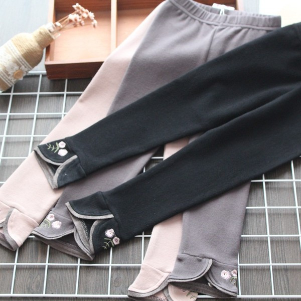 Modern gyerekék, több színben hímzéssel