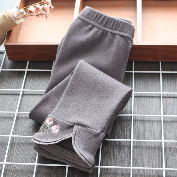 Modern gyerekék, több színben hímzéssel