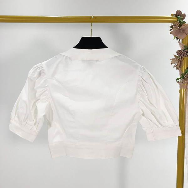 Bluză scurtă de damă cu decolteu pătrat în culoarea albă