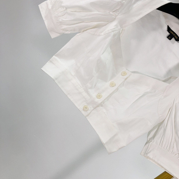 Bluză scurtă de damă cu decolteu pătrat în culoarea albă