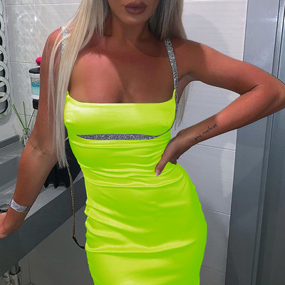 Stílusos női ruha fényes sárga és narancssárga pántokkal