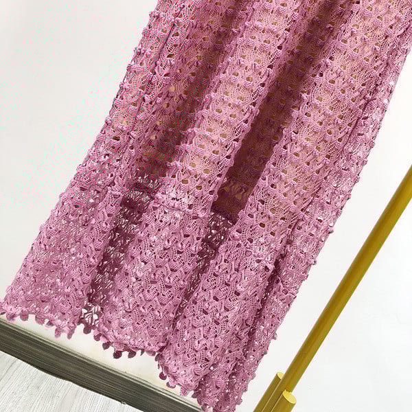 Vékony kötésből készült hosszú női ruha lila színben