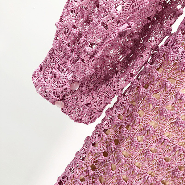 Vékony kötésből készült hosszú női ruha lila színben