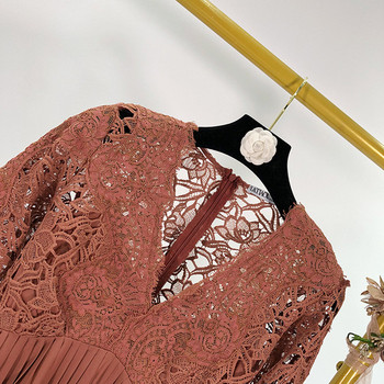 Elegáns barna ruha csipkével és redőkkel