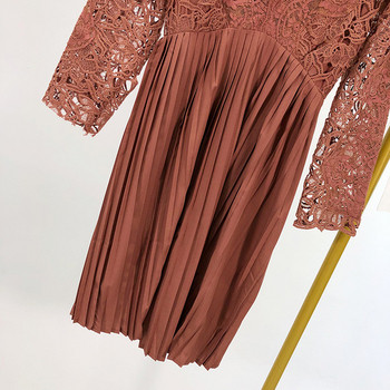 Elegáns barna ruha csipkével és redőkkel