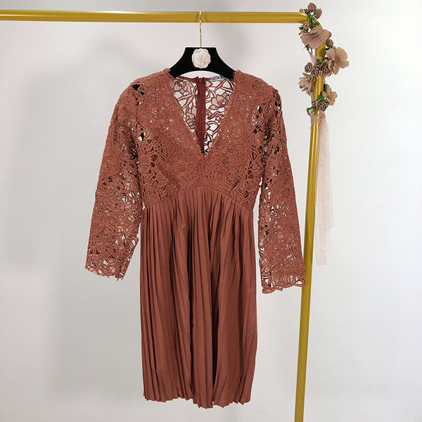 Elegáns barna ruha csipkével és redőkkel