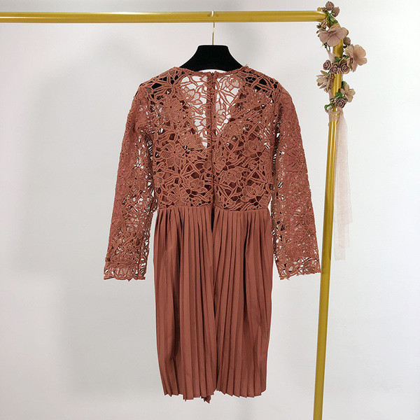 Elegáns barna ruha csipkével és redőkkel