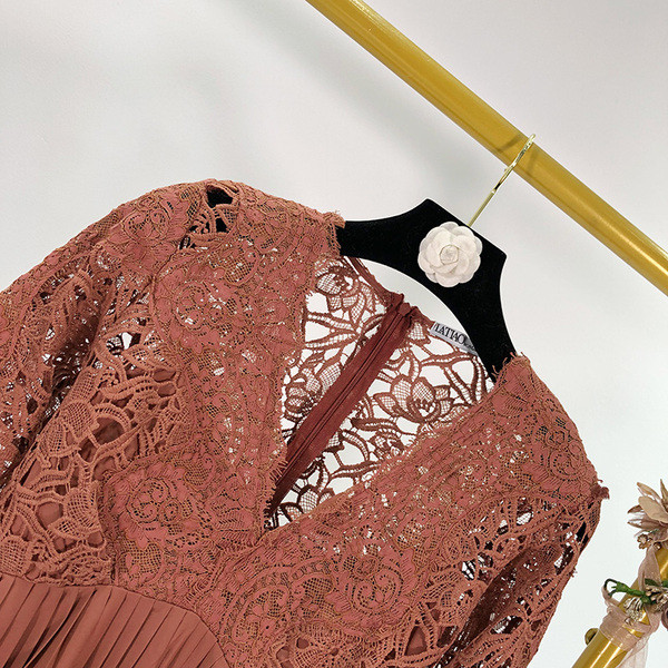 Elegáns barna ruha csipkével és redőkkel