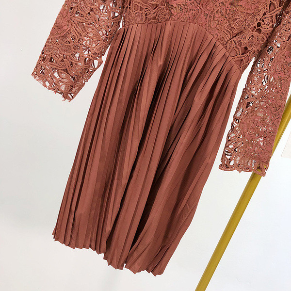 Elegáns barna ruha csipkével és redőkkel