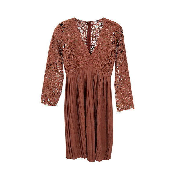 Elegáns barna ruha csipkével és redőkkel