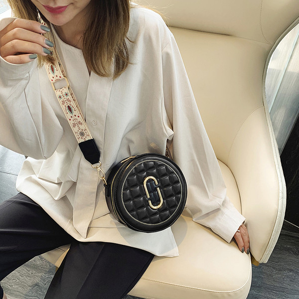 Kör alakú női táska hosszú füllel - két modell