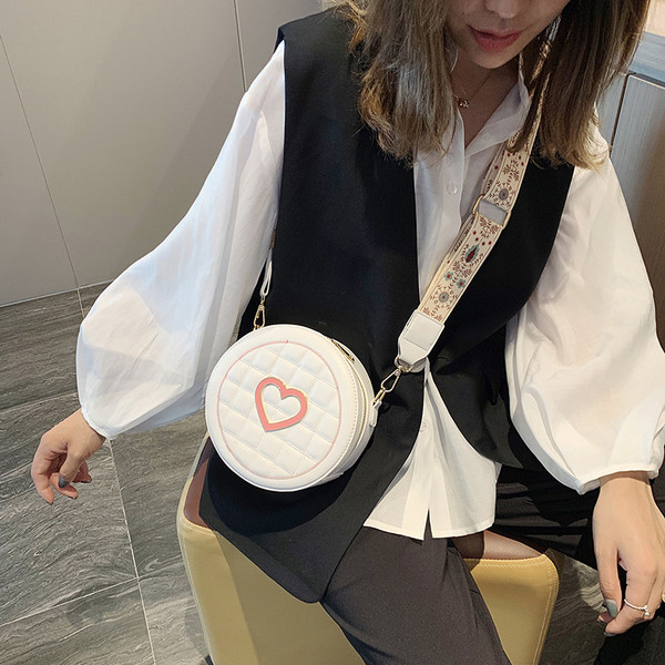 Kör alakú női táska hosszú füllel - két modell