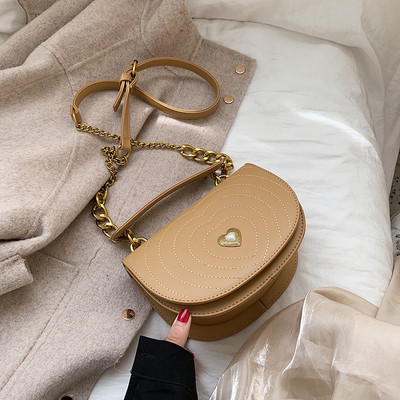 Női bőr táska fém fogantyúval