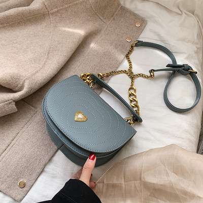 Női bőr táska fém fogantyúval