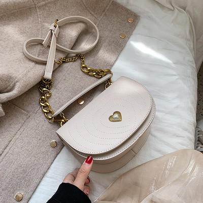 Női bőr táska fém fogantyúval