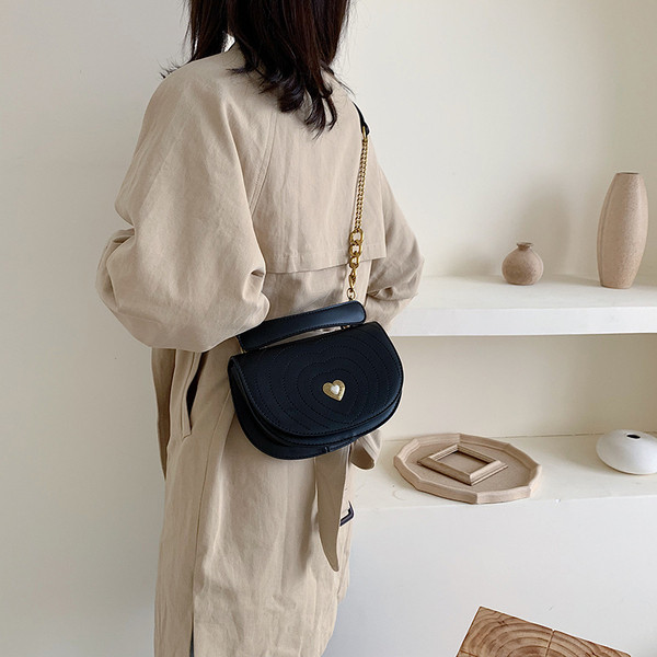 Női bőr táska fém fogantyúval