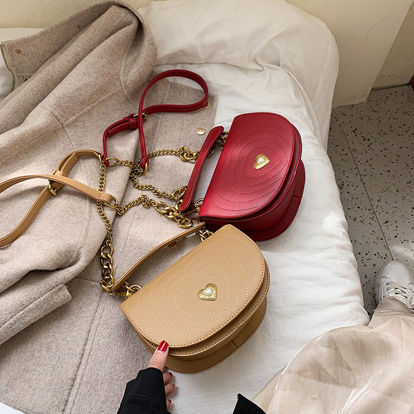 Női bőr táska fém fogantyúval