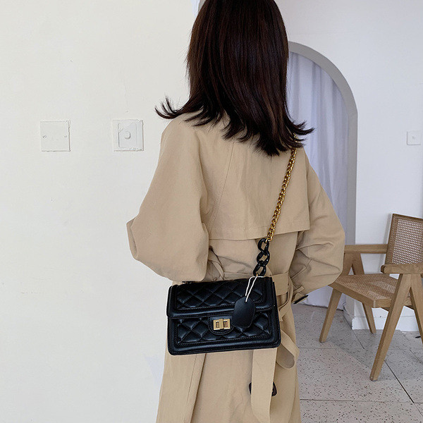 Modern női bőr táska fém rögzítéssel