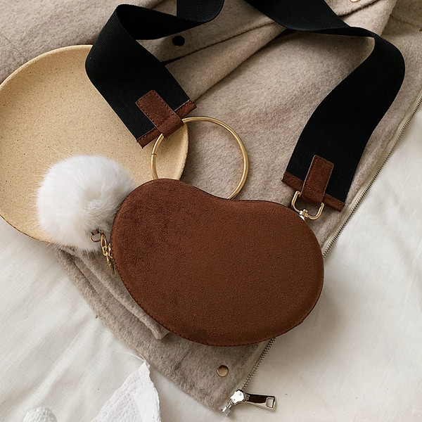 Női táska pehelytartozékkal és hosszú füllel