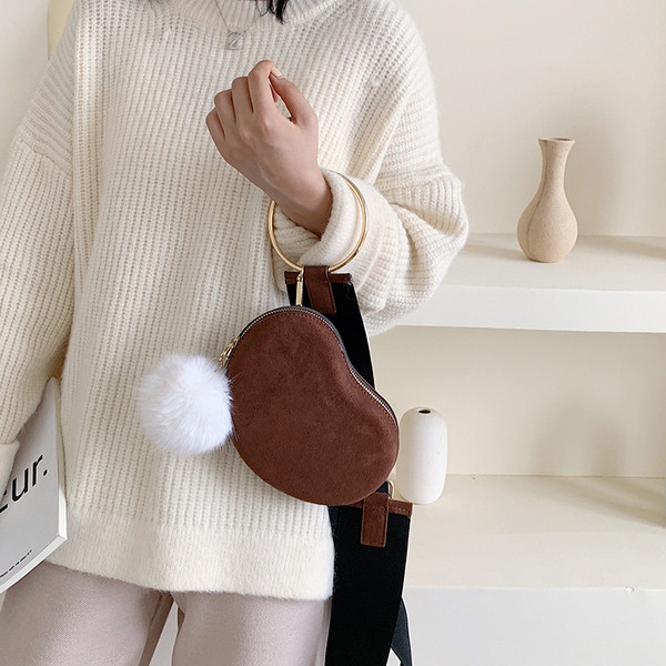 Női táska pehelytartozékkal és hosszú füllel