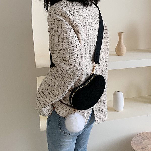 Női táska pehelytartozékkal és hosszú füllel