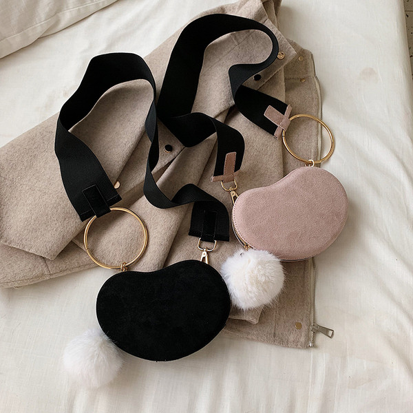 Női táska pehelytartozékkal és hosszú füllel