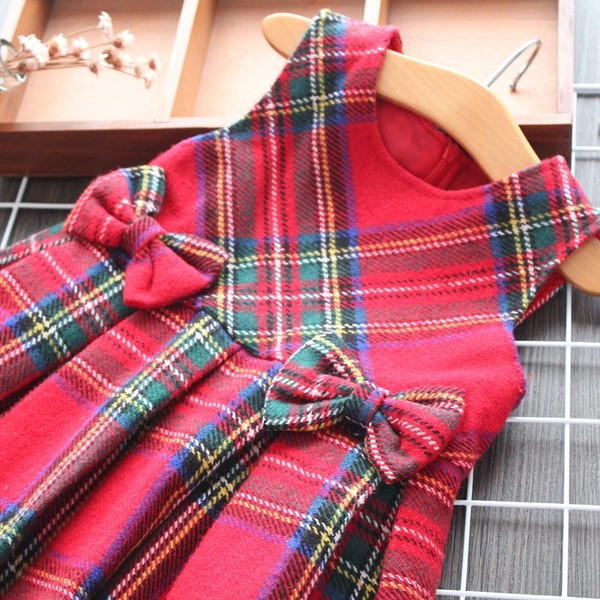 Rochie pentru copii decupata cu panglici in rosu pentru fete