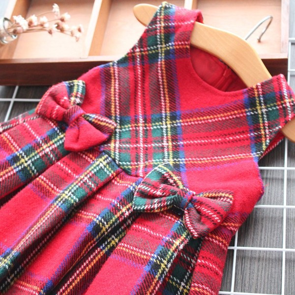 Rochie pentru copii decupata cu panglici in rosu pentru fete