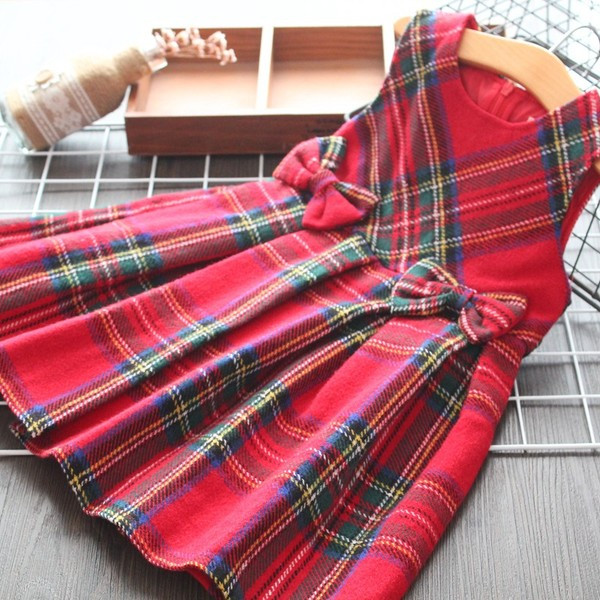 Rochie pentru copii decupata cu panglici in rosu pentru fete