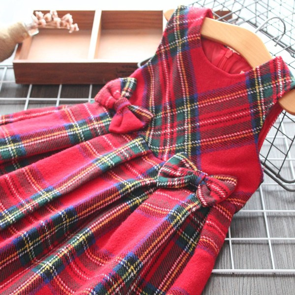 Rochie pentru copii decupata cu panglici in rosu pentru fete