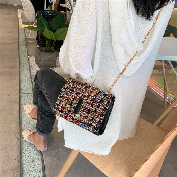 Stílusos női táska fém díszítéssel, négy színben