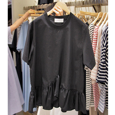 Női blúz O-nyakú aszimmetrikus modellel fehér és fekete színben