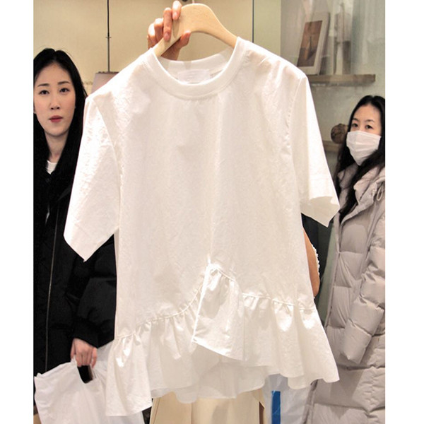 Női blúz O-nyakú aszimmetrikus modellel fehér és fekete színben