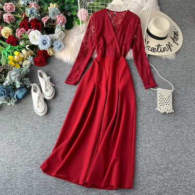 Salopetă de damă modernă cu dantelă și decolteu în V